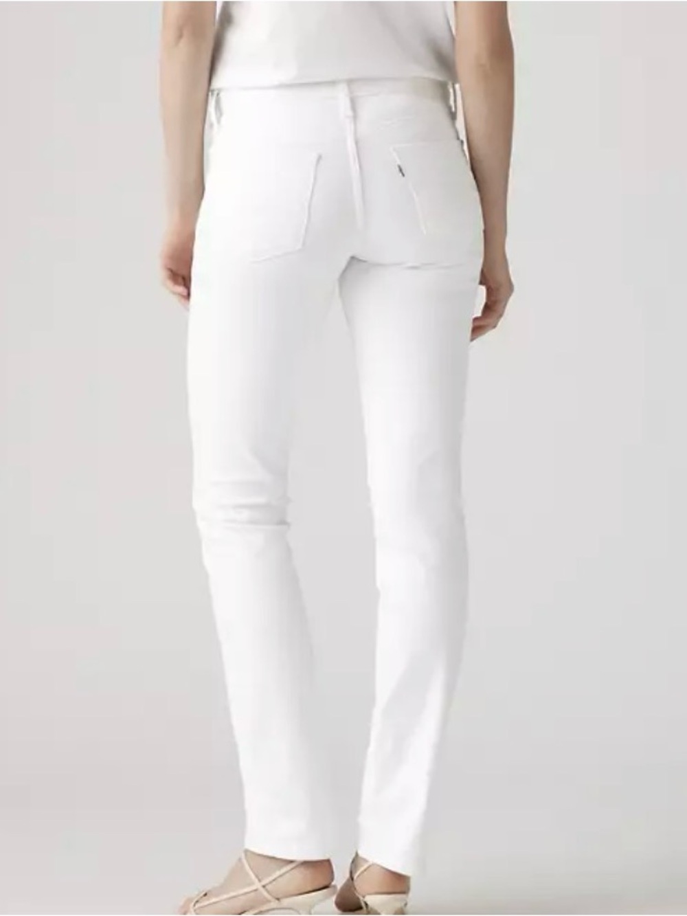 Levi’s women’s 314 Shaping Straight leg white summer jeans 28 x 30 NWT